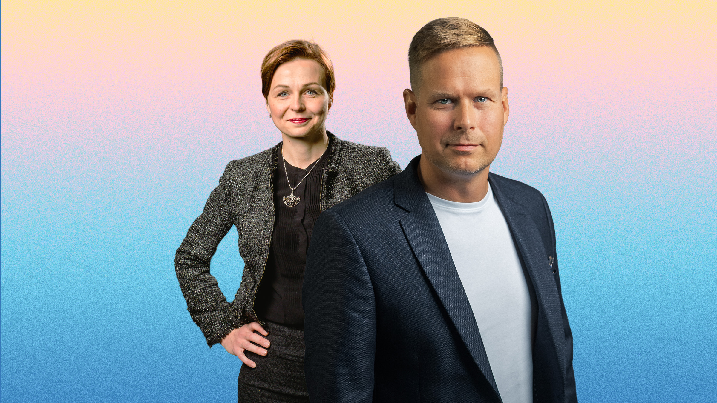 Nainen ja mies liikeasussa seisovat pastellinvärisen taustan edessä, mies on etualalla ja nainen hymyilee taustalla.