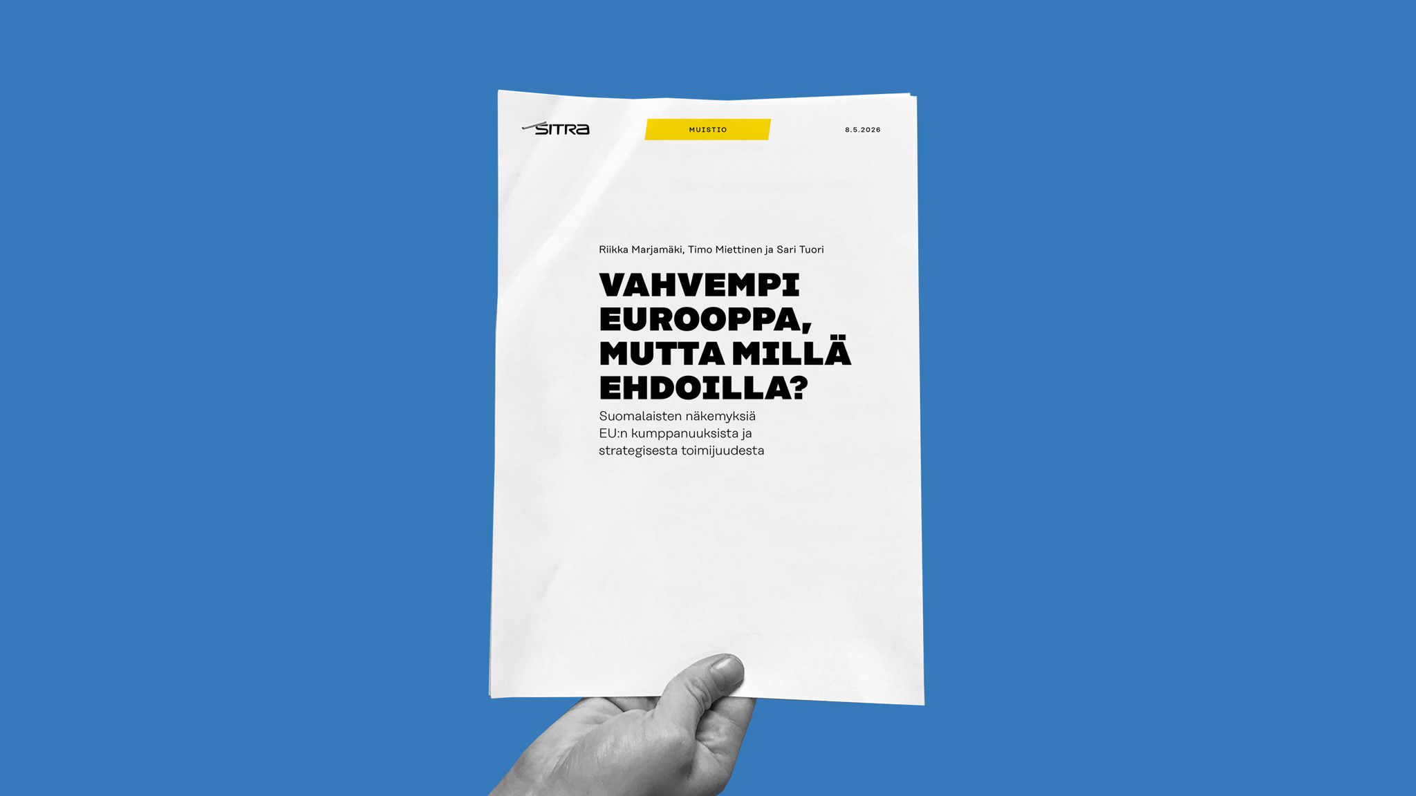 Käsi, joka pitää muistiota.
