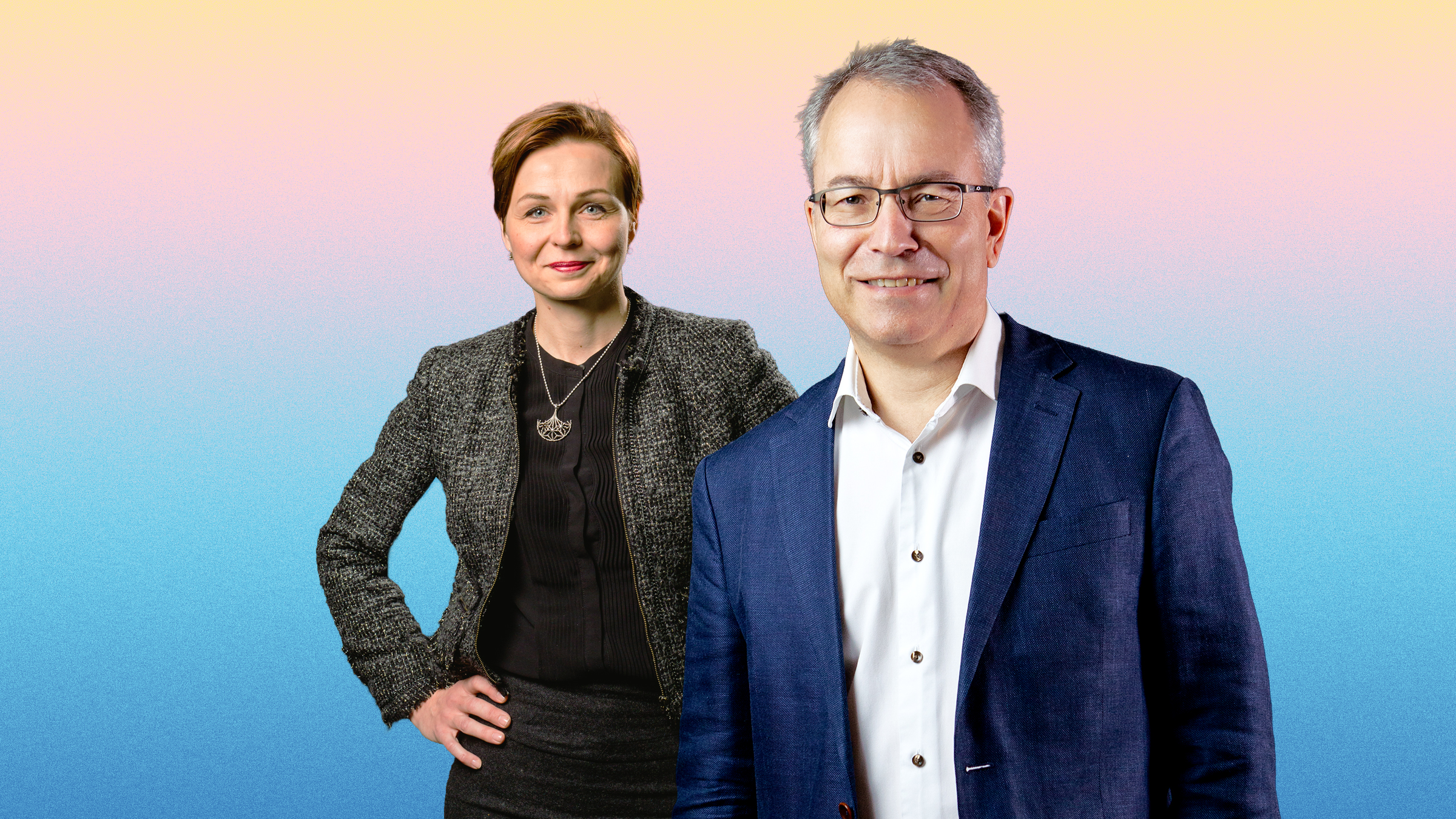 Tweed-takkinen nainen seisoo käsi lantiollaan, ja siniseen pukuun pukeutunut mies hymyilee, molemmat poseeraavat pastellivärisen taustan edessä.