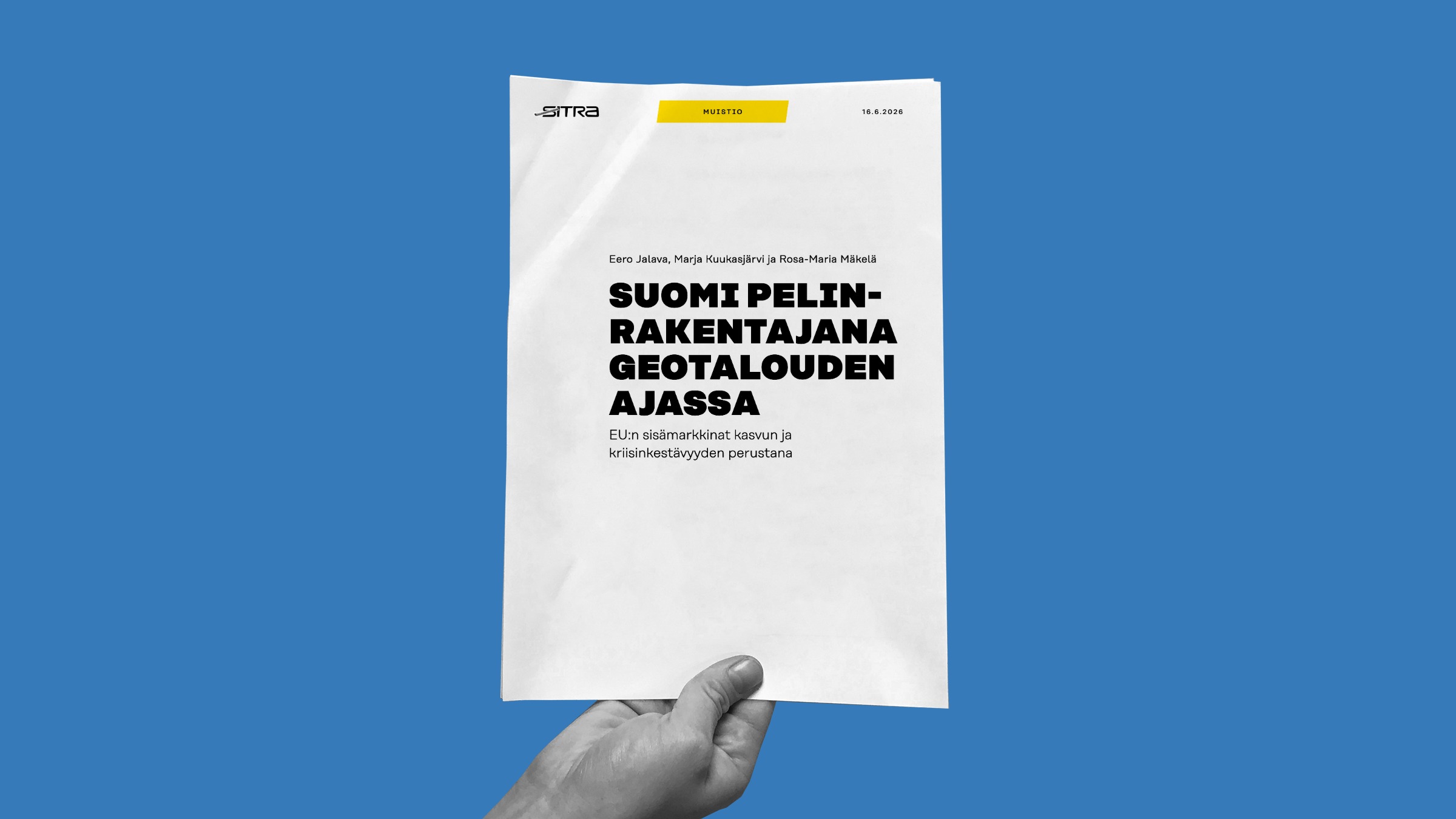Käsi, joka pitää muistiota.