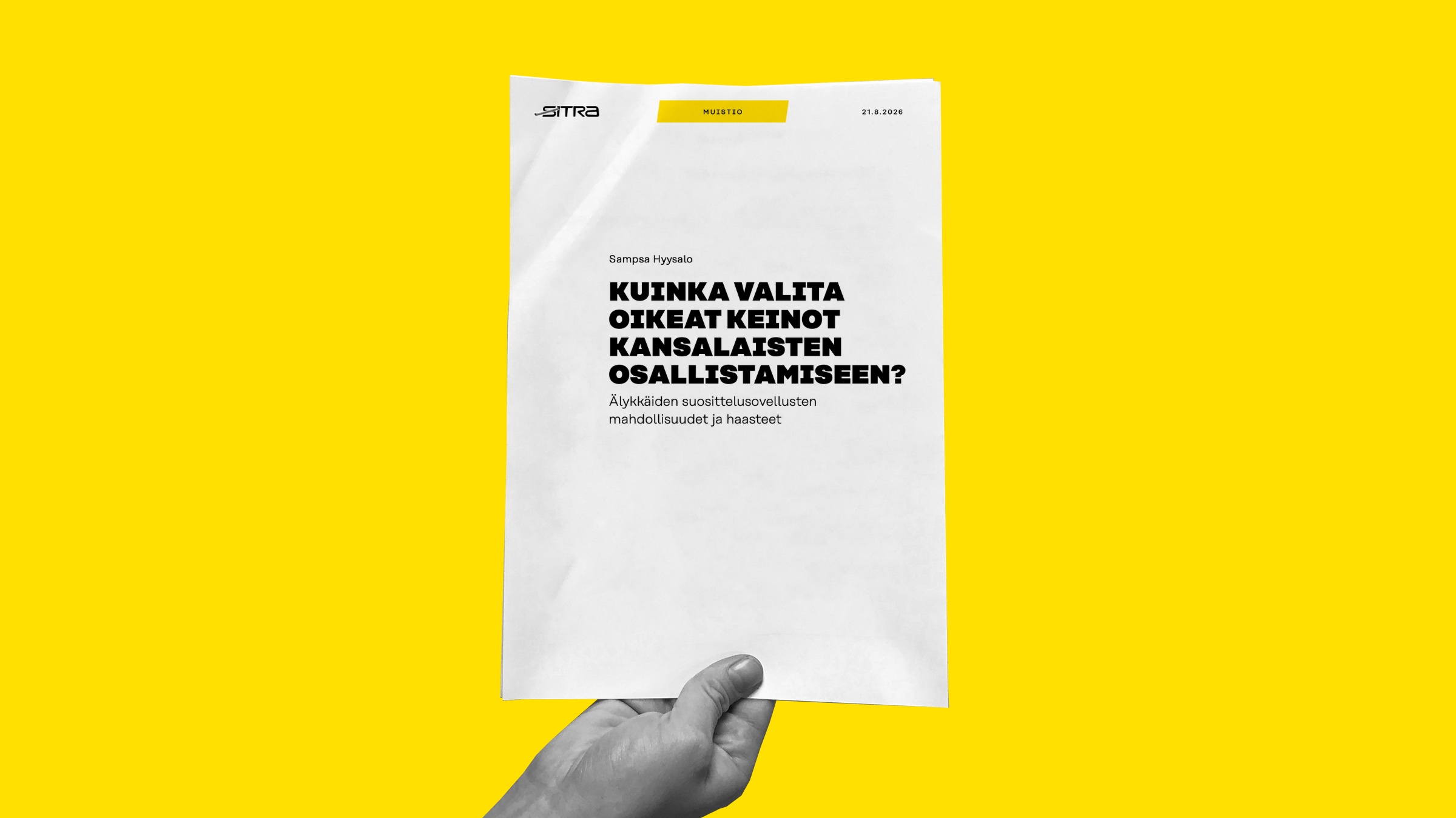 Kädessä on asiakirja, jossa on suomenkielistä tekstiä keltaisella taustalla. Asiakirjan otsikossa lukee ”Kuinka valita oikeat keinot kansalaisten osallistamiseen?”, ja sen vasemmassa yläkulmassa on Sitran logo.