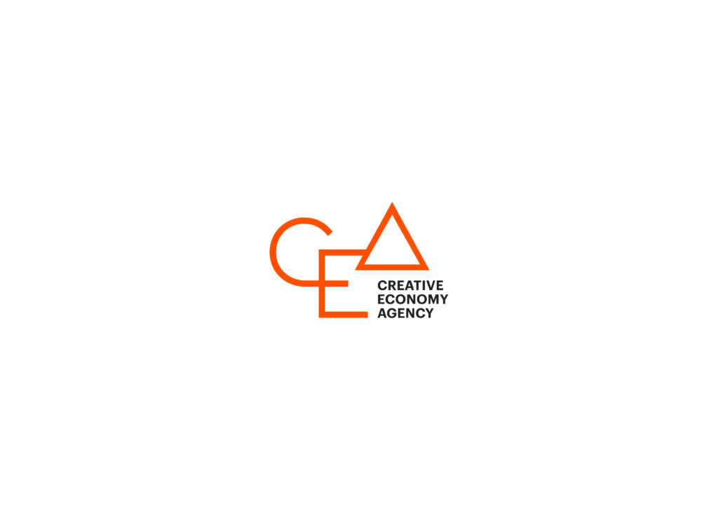 Logo, jossa on oranssit kirjaimet CEA, ja jossa A on kolmio. Oikealla puolella on mustalla teksti CREATIVE ECONOMY AGENCY. Tausta on vaaleanharmaa.