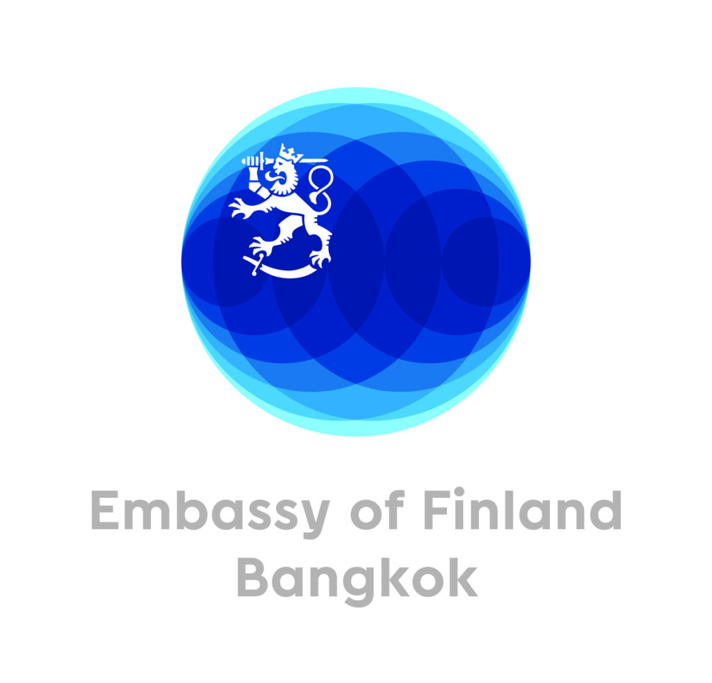 Sininen pyöreä logo, jonka keskellä on valkoinen leijona-tunnus. Sen alla on harmaalla tekstillä: Suomen suurlähetystö Bangkok..