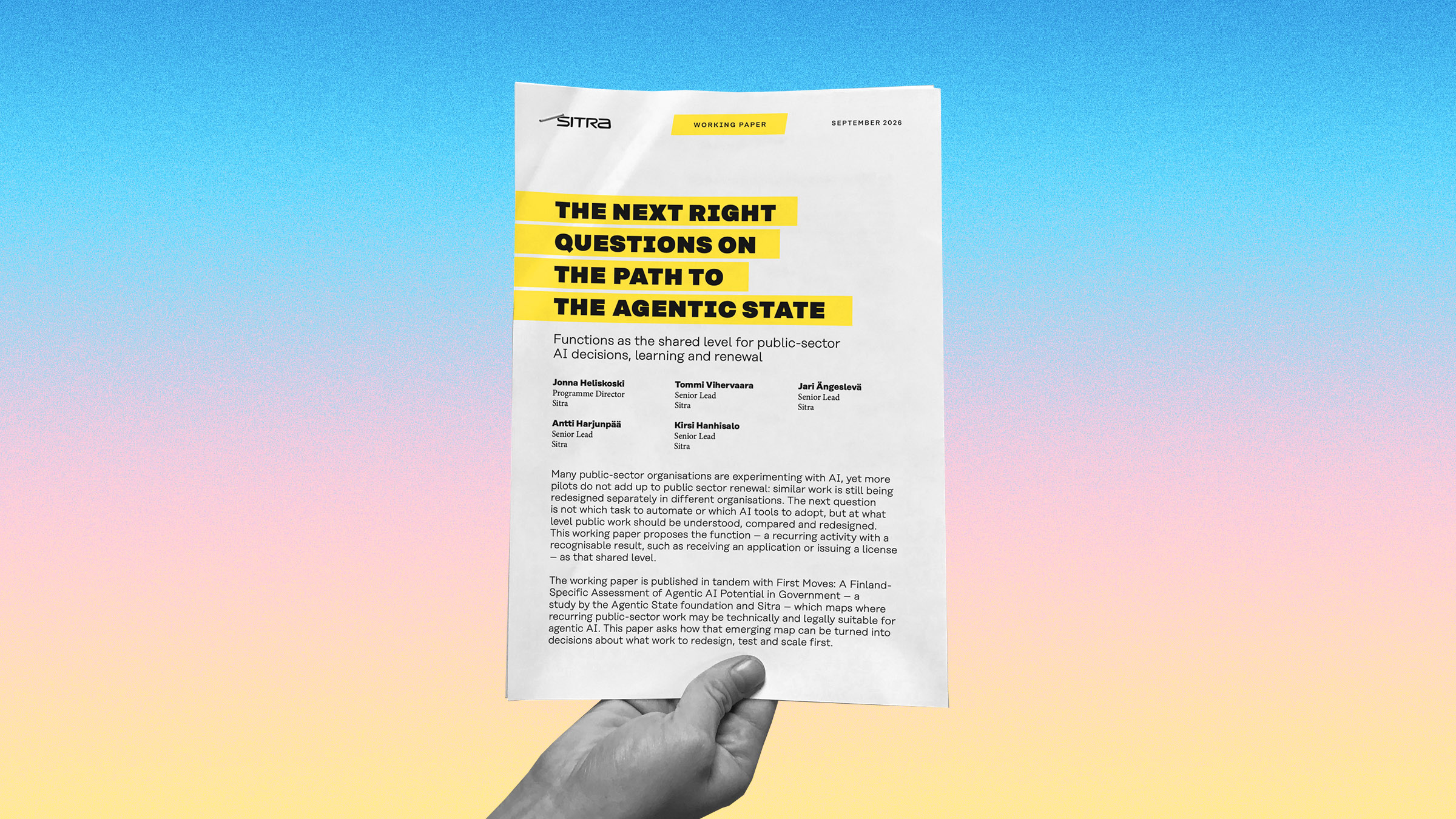 Käsi pitelee kädessään valkoista paperiarkkia, jonka otsikko on ”The Next Right Questions on the Path to the Agentic State” ja jonka taustana on sinisestä keltaiseen vaihtuva väriliukuma. Paperissa on keltaisella korostettua tekstiä ja sen alapuolella pientä mustaa tekstiä.