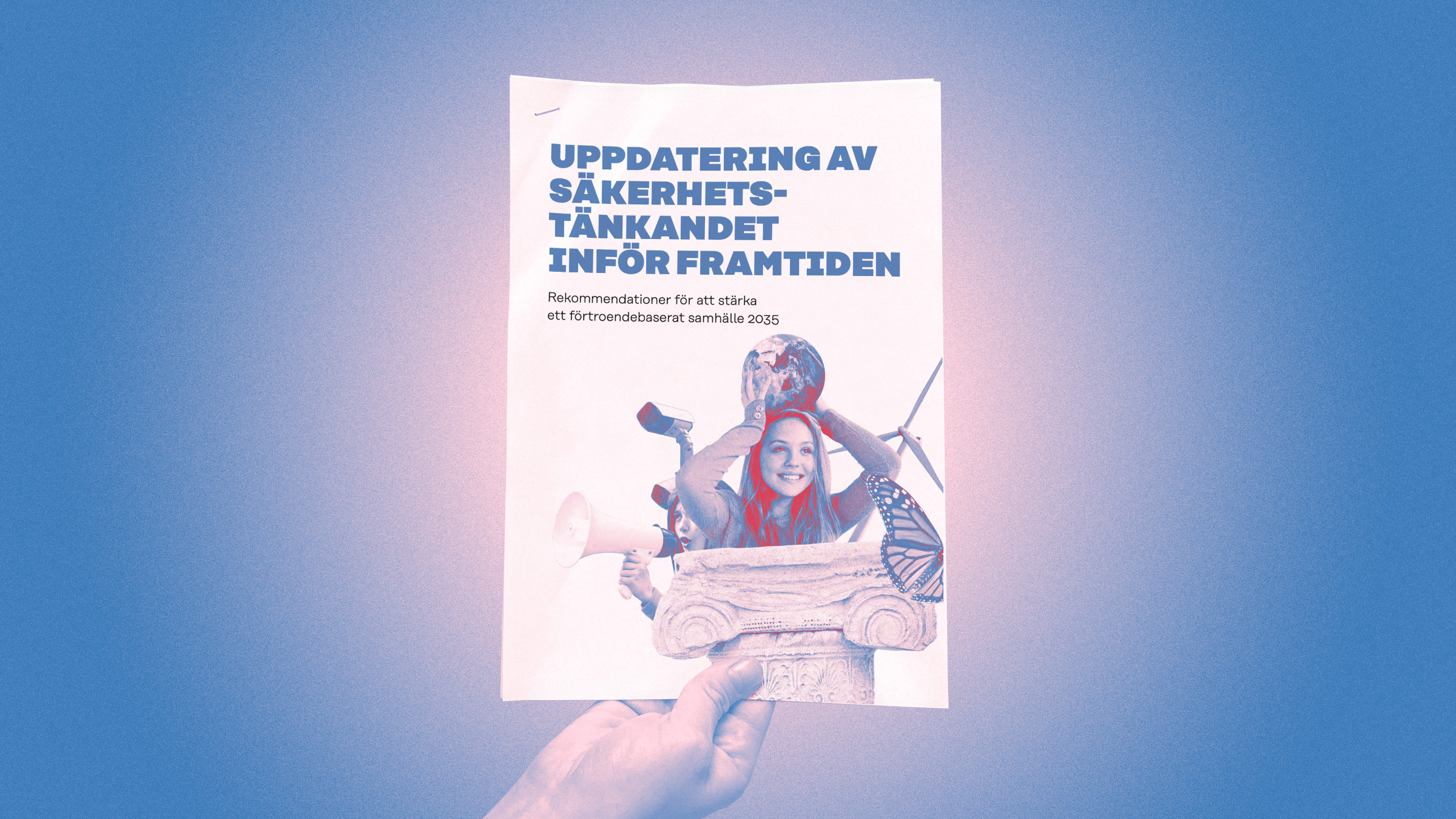 Kädessä on ruotsinkielinen esite, jonka otsikko on ”UPPDATERING AV SÄKERHETS-TÄNKANDET INFÖR FRAMTIDEN” ja jossa on kuva hymyilevästä naisesta, joka käyttää megafonia. Tausta on pehmeästi sumennettu sinisillä ja vaaleanpunaisilla sävyillä.