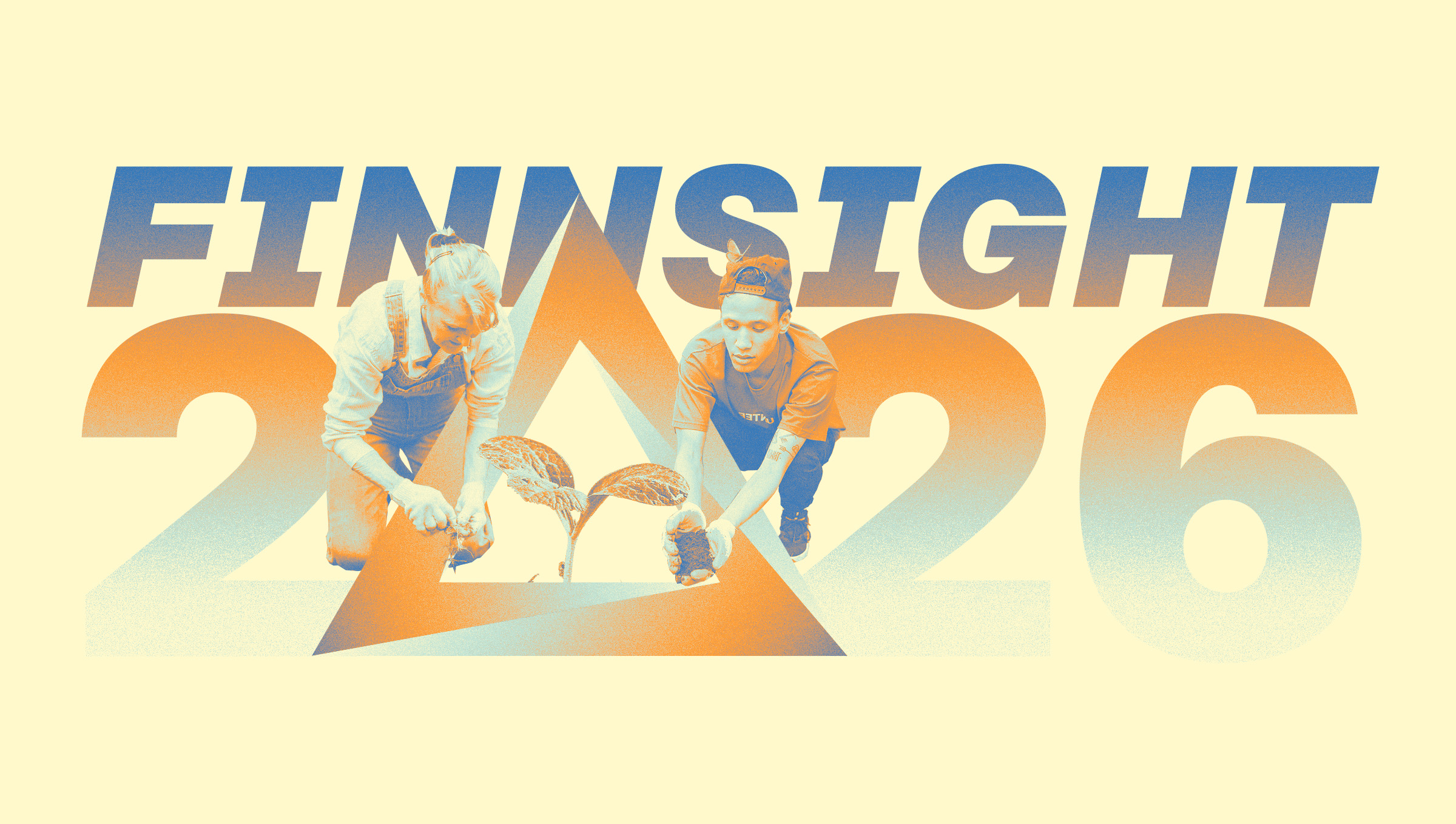 Kaksi henkilöä istuttaa taimia kolmion sisälle, jonka päälle on asetettu suuri teksti ”FINNSIGHT 2026” oranssin ja sinisen värisävyillä vaaleankeltaisella taustalla.