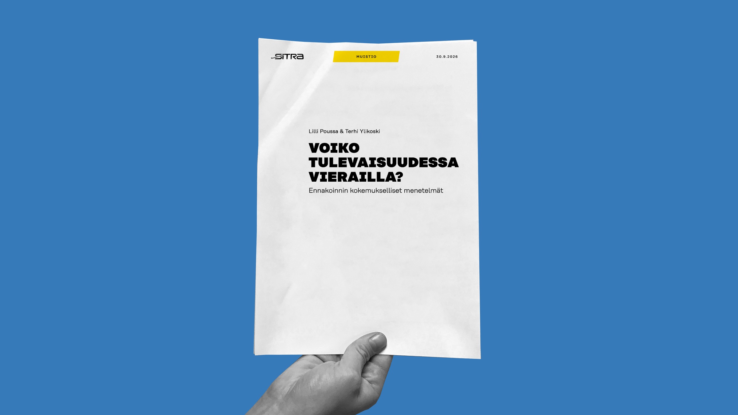 Käsi, joka pitää kädessään suomalaista asiakirjaa, jonka otsikko on ”VOIKO TULEVAISUUDESSA VIERAILLA?” sinisellä taustalla.