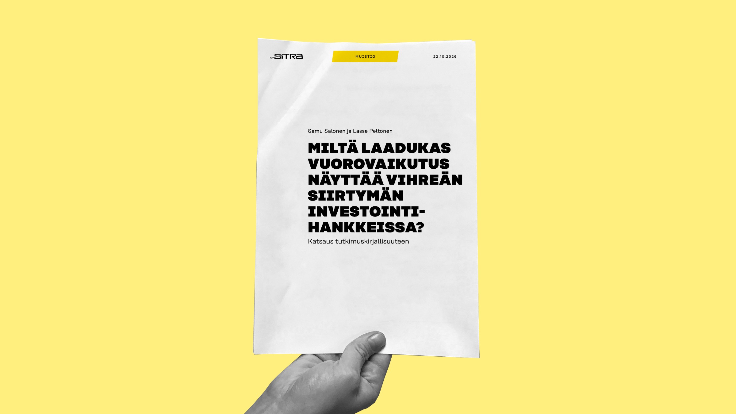 Käsi, joka pitää kädessään Sitran julkaisemaa asiakirjaa, jonka otsikko on Miltä laadukas vuorovaikutus näyttää vihreän siirtymän investointihankkeissa?.