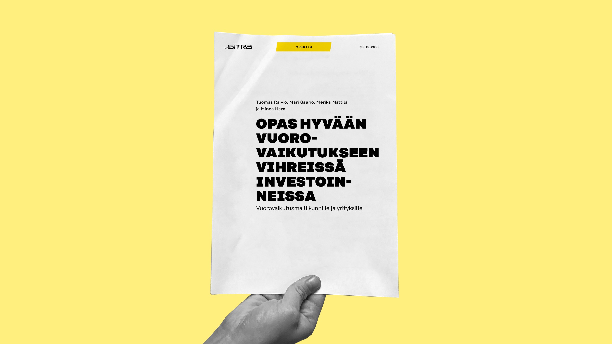 Käsi, joka pitää kädessään valkoista Sitran raporttia, jonka otsikko on Opas hyvään vuorovaikutukseen vihreissä investoinneissa.