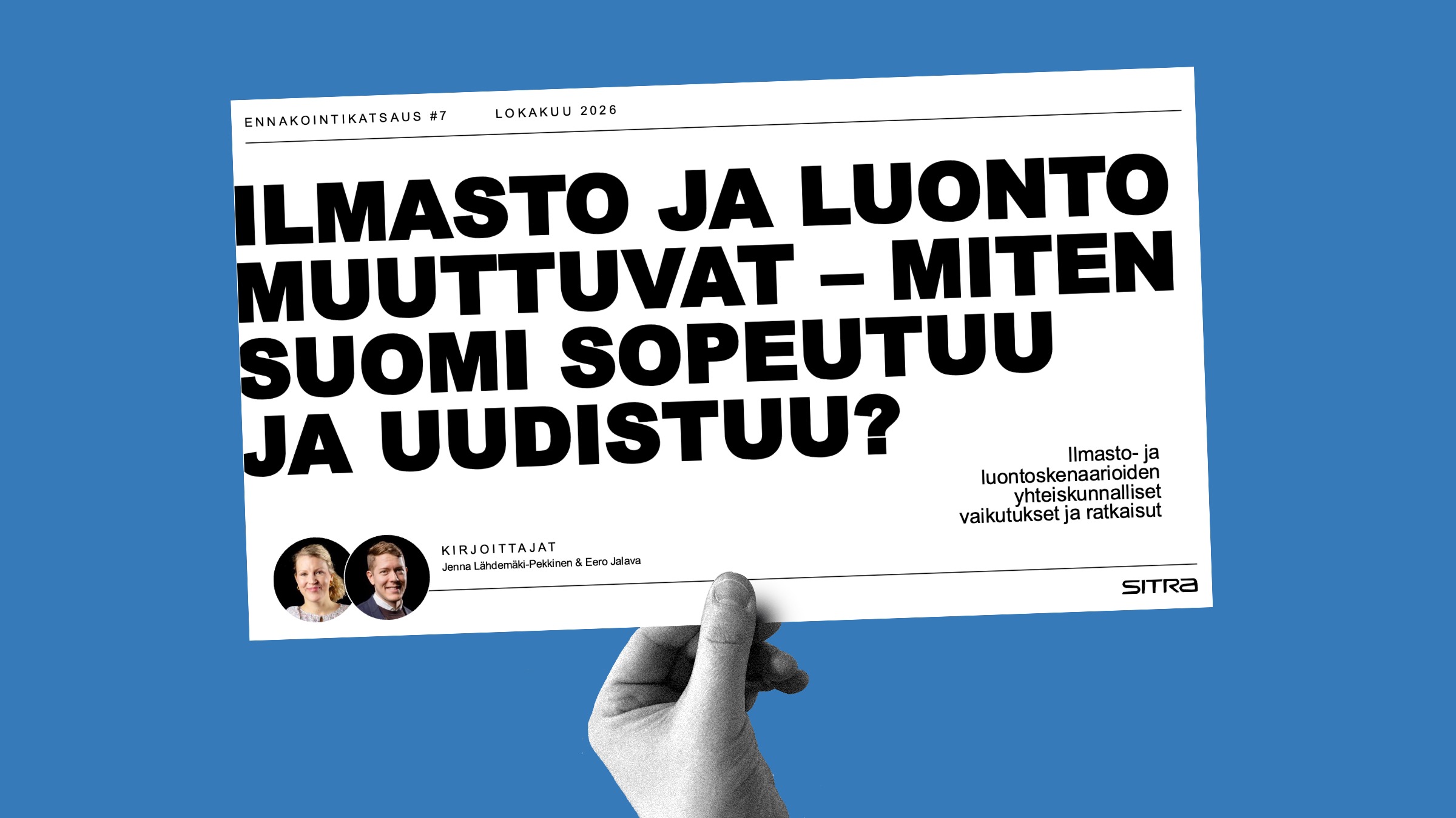Kädessä on kyltti, jossa on suomenkielistä tekstiä ilmastonmuutoksesta, luonnonmuutoksista, sopeutumisesta ja uudistumisesta Suomessa. Kuvissa näkyy kaksi kirjoittajaa sinisellä taustalla mustavalkoisessa värimaailmassa.
