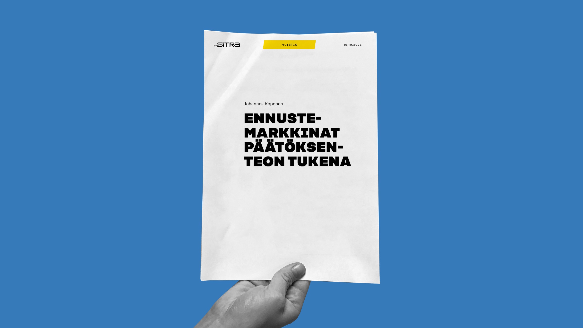 Kädessä on Sitran raportti, jonka otsikko on ENNUSTE-MARKKINAT PÄÄTÖKSENTEON TUKENA ja päivämäärä 15.10.2026.