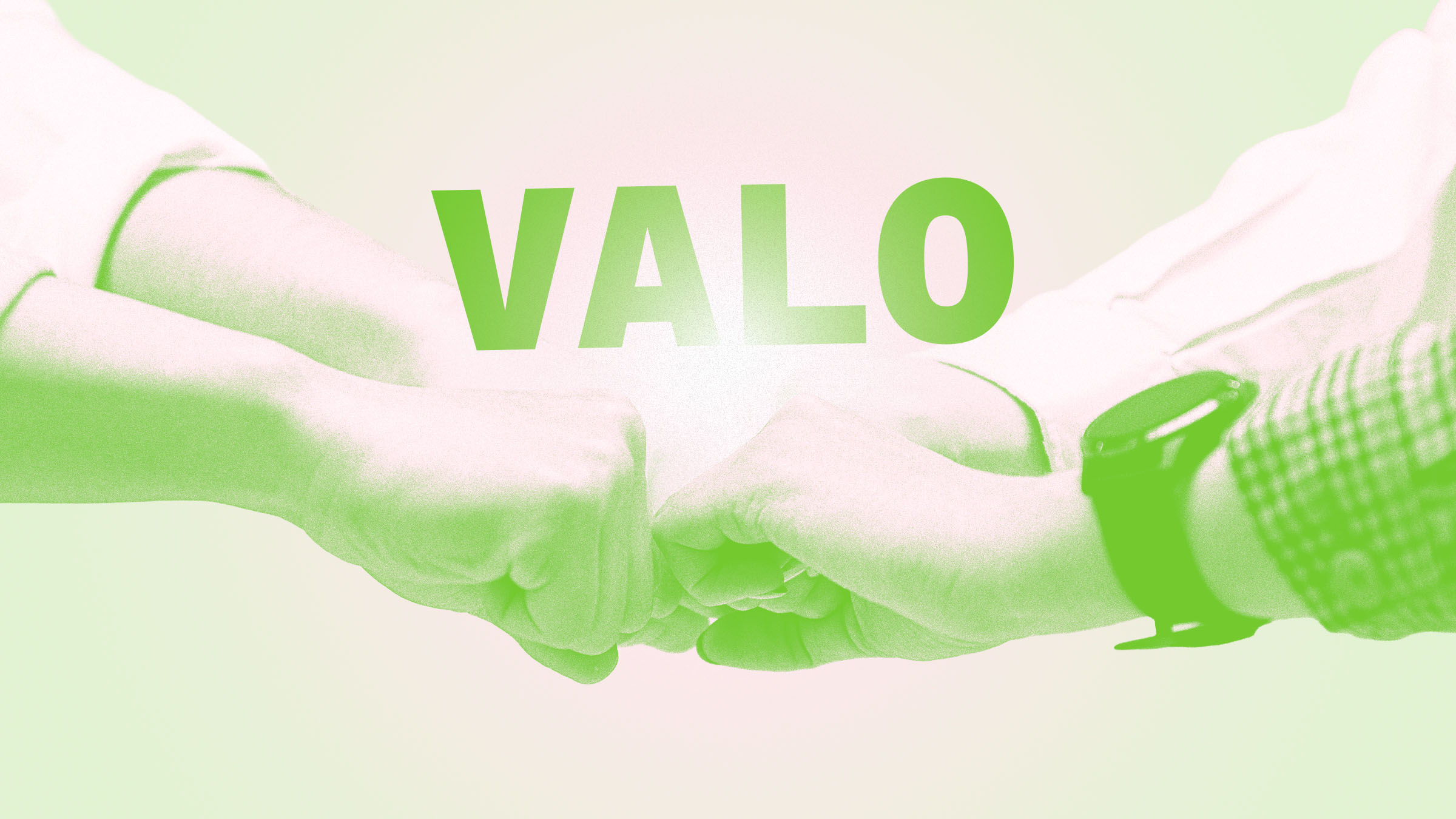 Kaksi henkilöä, jotka tekevät nyrkkitaputuksen, ja teksti VALO on keskitetty heidän yläpuolelleen.