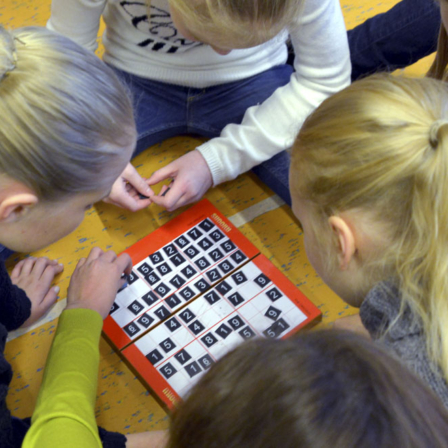 Koululaiset pelaavat sudokua.