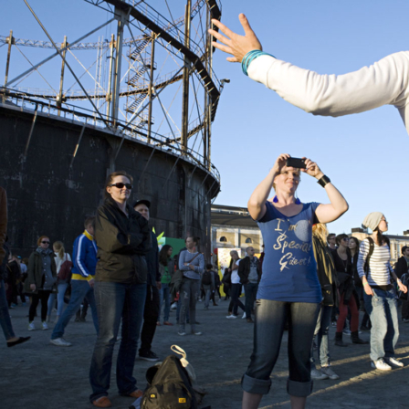 ihminen kuvaamassa flow festivaali