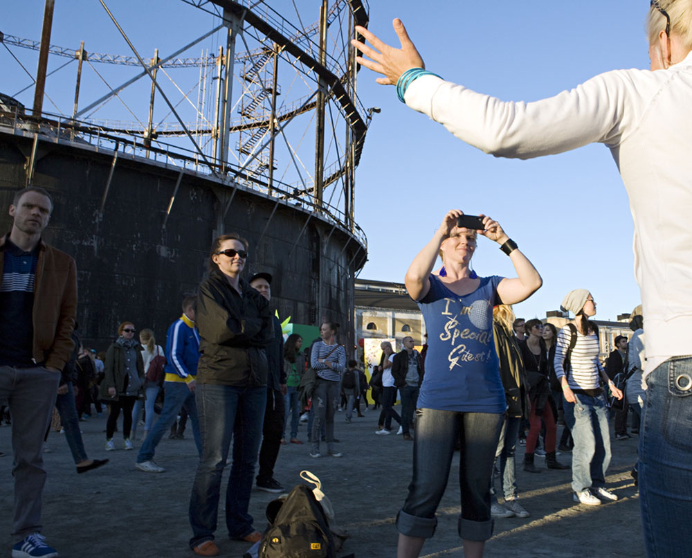 ihminen kuvaamassa flow festivaali