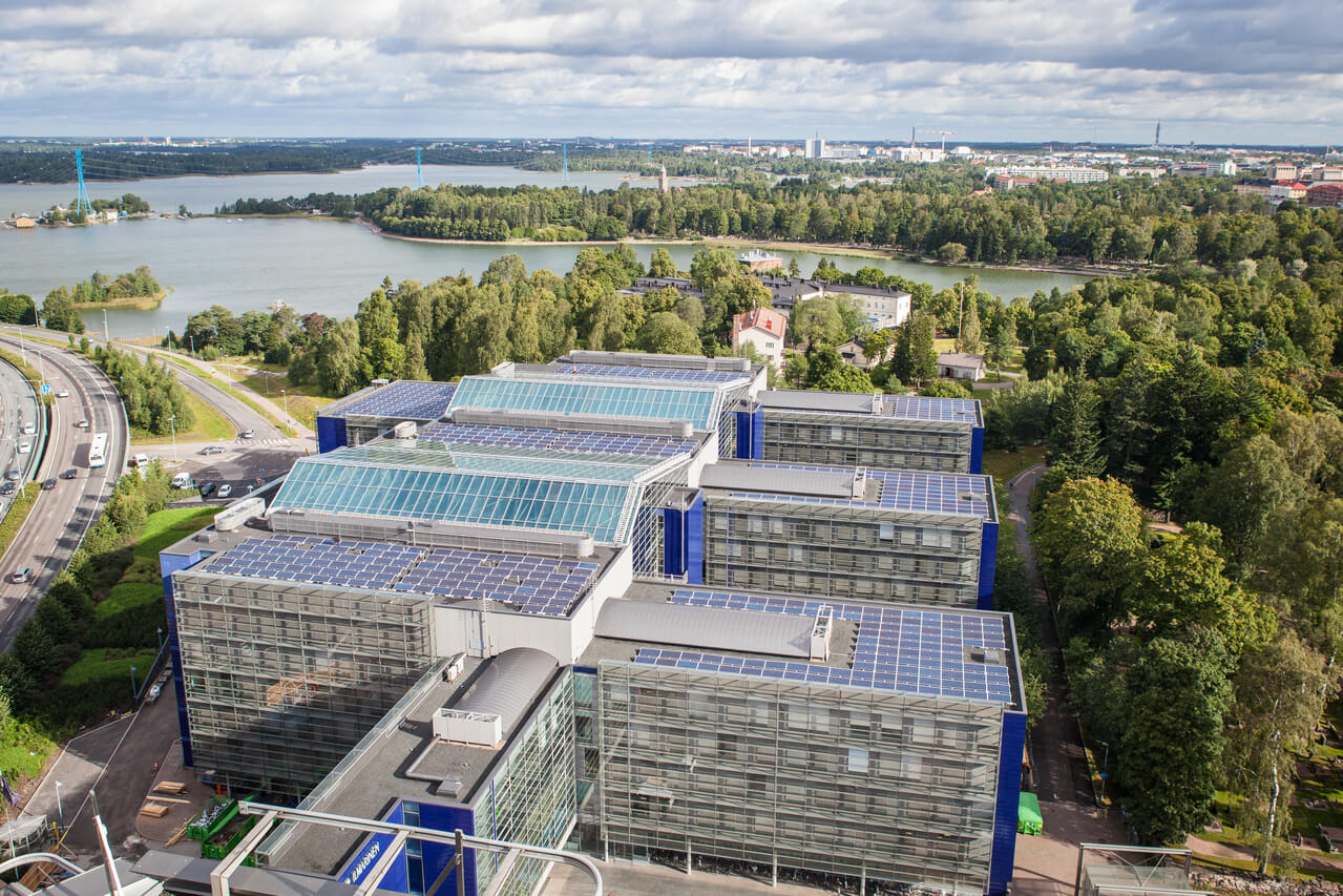Aurinkopaneeleja toimistorakennusten katolla